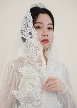Load image into Gallery viewer, Bridal mantilla white wedding veil