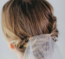 Load image into Gallery viewer, White wedding veil with hair pins
